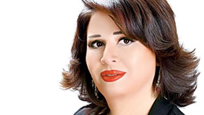 شاهد.. إلهام شاهين تجتمع بكارول سماحة وزوجها بمهرجان أسوان