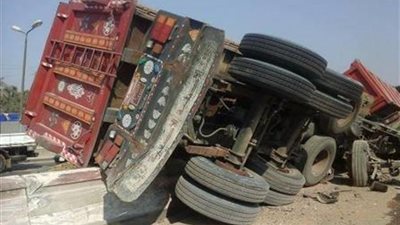 انقلاب سيارة نقل محملة بكراتين مياه بمحور 