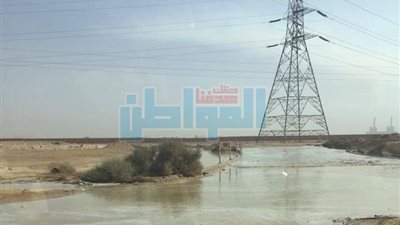 انفجار ماسورة مياه بطريق السخنة وقائد المرور يؤكد على انتظام حركة السير