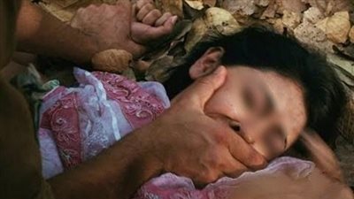 أب وزوجته يجبران ابنته علي ممارسة 