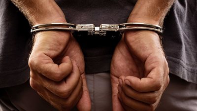 القبض على موظف يقدم صديقته الطالبة لراغبي المتعة الحرام بالهرم 