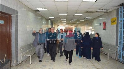 بالصور.. محافظ المنيا: المستشفى العام تستقبل كافة الحالات عدا 