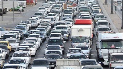 شلل مروري بالأوتوستراد بسبب كسر ماسورة مياه 