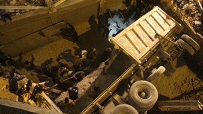 مصرع شخص وإصابة آخر فى انقلاب سيارة نقل ثقيل أعلى دائرى المريوطية 
