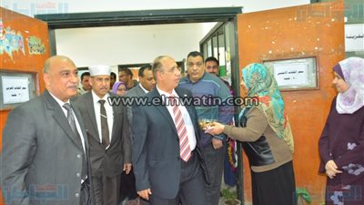 بالصور.. رئيس جامعة أسيوط يفتتح معرضا للكتب القديمة