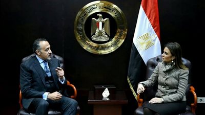 بالصور.. وزيرة التعاون تبحث مع 
