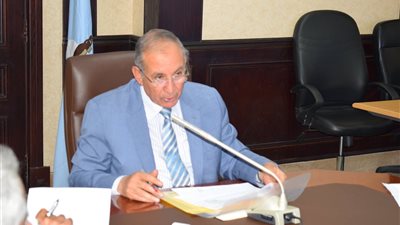 بالصور.. محافظ البحر الأحمر يشدد بسرعة تركيب العدادات الكودية