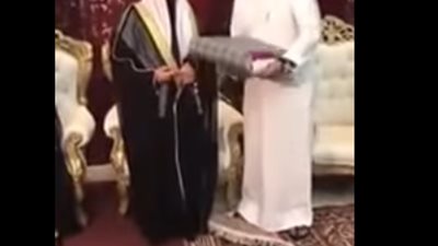بالفيديو.. عريس غاضب يلقي هدية صديقه فى حفل زفافه