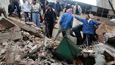 مصرع ربة منزل وإصابة مسن إثر انهيار عقار بـ