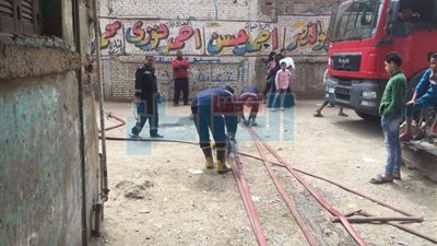 بالصور.. السيطرة على حريق بشارع 