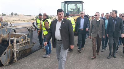 وزير النقل يتفقد مشروعات الطرق في غرب الإسكندرية 