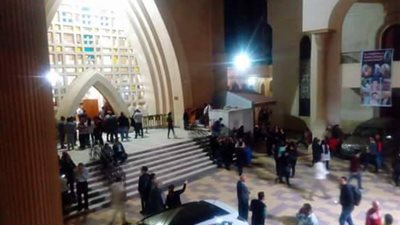بالصور.. السماح لأهالي الضحايا وبعض الصحفيين بدخول كنيسة مارجرجس
