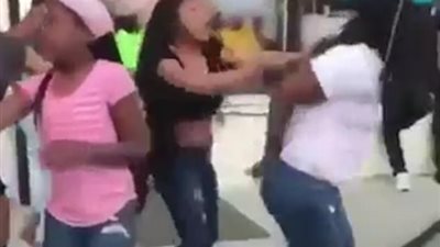 بالفيديو والصور.. مجموعة من المراهقات يضربن سيدة أمام ابنتها