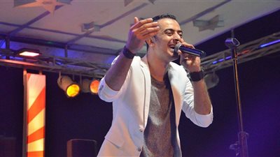 بالصور.. أيمن معروف يشعل حفل قرية الفردوس بصلاح سالم