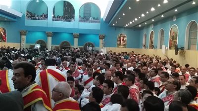 بالصور.. أقباط أسيوط ينتهون من قداس عيد القيامة وسط إجراءات امنية مشددة  