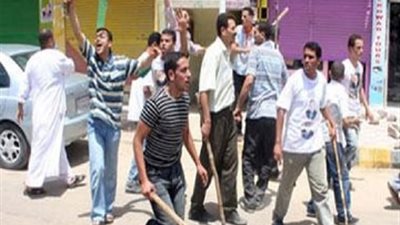صحافة المواطن.. بالفيديو .. مجموعة من البلطجية يعتدون على المحال والسيارات بالزمالك