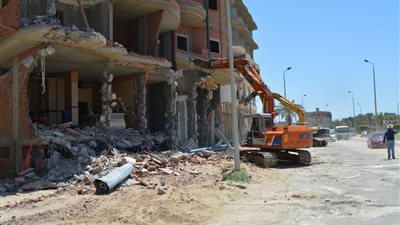 بالصور.. إزالة التعديات الواقعة على الطرق بمدينة دمياط الجديدة