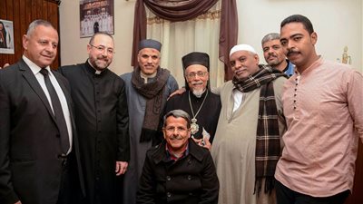 بالصور.. تكرم الأب 