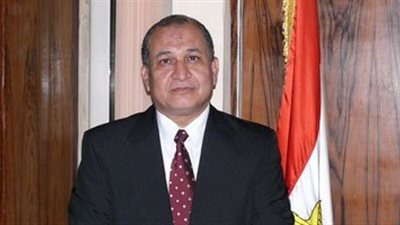 رئيس جامعة طنطا يكرم أمين عام الجامعة لإحالته للمعاش