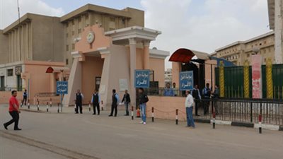 طالب يصدم حارس امن بالحرم الجامعى بجامعة بنى سويف 