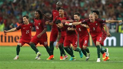 حكام إنجليز لنهائي يورو 2016 بين البرتغال وفرنسا