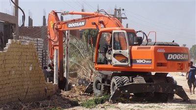 إزالة تعديات واقعة على مساحة 50 فدان بالقنطرة شرق