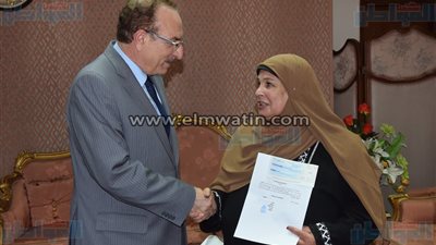 محافظ بني سويف يسلم جائزة الرئاسة للأم المثالية ببني سويف