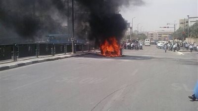بالصور.. تفحم سيارة ملاكي بشارع الطيران في مدينة نصر 