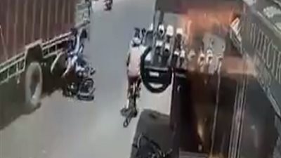 بالفيديو.. حادث مروع يودي بحياة سائق دراجة بخارية