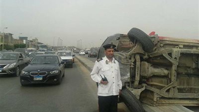 بالصور..أصابة سائق فى أنقلاب سيارة نقل بمطلع كوبرى الحرفيين 
