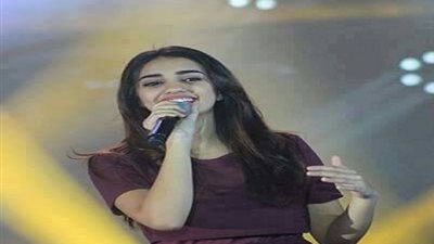 بالفيديو.. ميرنا هشام تشارك تامر حسني الغناء في أضواء المدينة