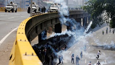 قتيل و160 جريح أثناء تفريق متظاهرين في فنزويلا