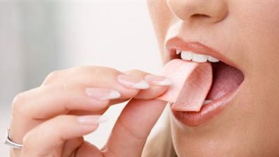 فوائد صحية ونفسية لمضغ 