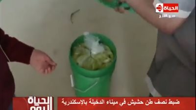 شاهد..  اكتشاف نصف طن حشيش مخبأة في عبوات 