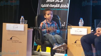 وزير الصحة يلتقط صور تذكارية مع أحد أطفال التشوهات الخلقية بالإسكندرية