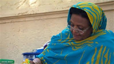 أستاذة جامعية تبيع الشاي بالسودان