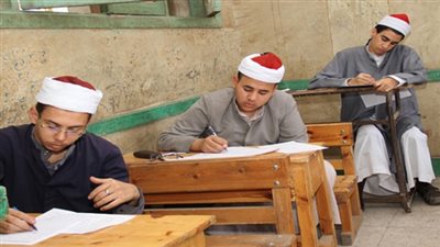 طلاب الثانوية الأزهرية يؤدون امتحان الجغرافيا اليوم
