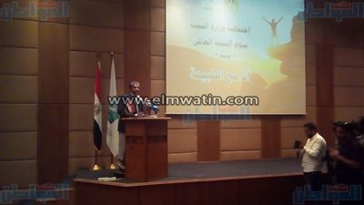 وزير البيئة يطلق مبادرة للحد من استخدام الأكياس البلاستيكية