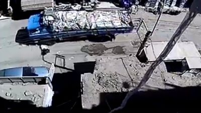 بالفيديو.. مواطن يلقي بنفسه تحت عجلات مقطورة نقل