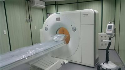 بالصور.. تركيب وتشغيل جهاز الأشعة المقطعية الحديث بمستشفي البنك الأهلي
