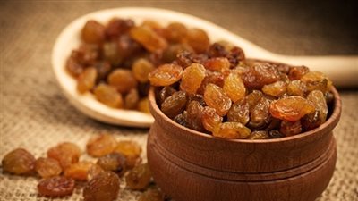 تعرف على فوائد تناول الزبيب على الريق