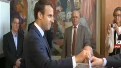بالفيديو.. ماكرون يدلي بصوته في الانتخابات التشريعية الفرنسية