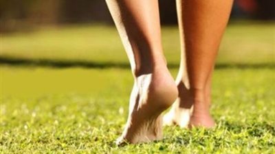 مضاد للاكتئاب وتحسين النوم.. أبرز فوائد المشى حافى القدمين