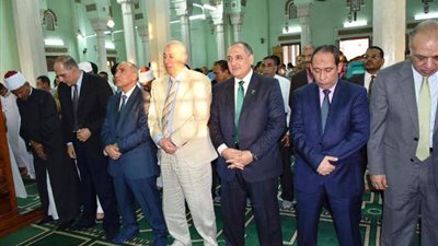 محافظ أسوان يؤدى صلاة العيد ويهنئ القيادة القيادة السياسية بأسم الأهالي
