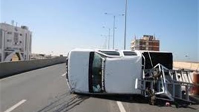 إصابة سائق إثر انقلاب سيارة نقل في الشيخ زايد
