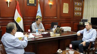 بالصور.. محافظ الأقصر يناقش مشكلات عمل مستشفي أرمنت الجديد