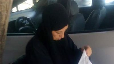بالصور.. سيدة تجلس في الشوارع تناشد المسئولين لتوفير سكن لها