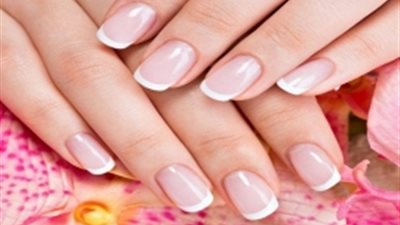 نصائح لتنظيف الأظافر من البقع الصفراء