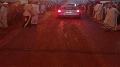 بالصور.. أهالي قرية هليه ينتظرون وصول جثمان شهيد أحداث البدرشين