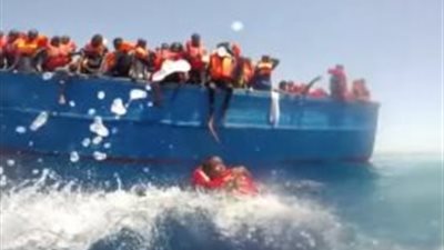 بالفيديو.. إنقاذ عشرات من المهاجرين في مياه البحر الأبيض المتوسط